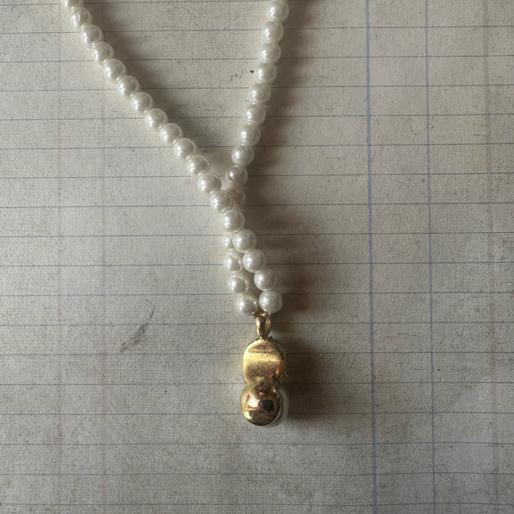 Elegant Pearl Necklace with Gold Accents - Picture 7 of 11